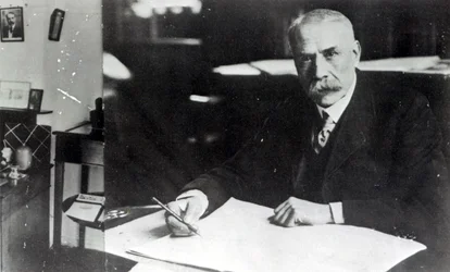 Sir Edward Elgar (1857-1934) au travail sur l